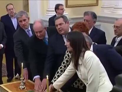 Los nuevos miembros del Gobierno griego prestan juramento en el palacio presidencial.