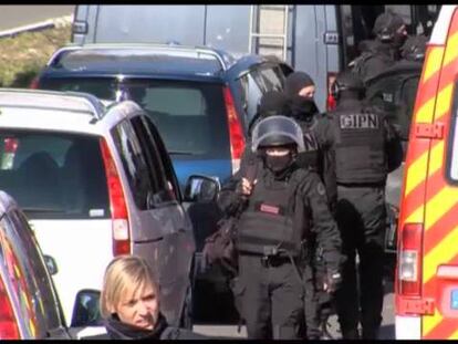 Fuerzas de seguridad francesas acordonan el barrio de La Castellane, en Marsella, este lunes.