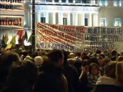 Miles de manifestantes protestan en las calles de Atenas, este miércoles.