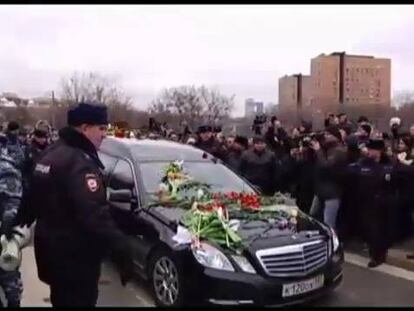 Miles de personas despiden a Boris Nemtsov en el funeral, este martes en Moscú.
