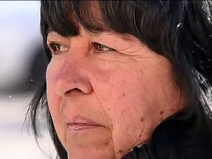 Las familias llegan al pie de la montaña donde se estrelló el avión