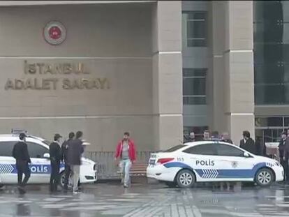 Fuerzas de seguridad toman posiciones en los aledaños del palacio de justicia, en Estambul este martes.