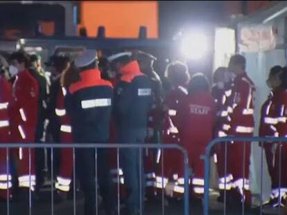 Equipes de emergência no porto de Catania.