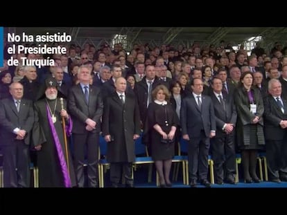 Los presidentes Hollande y Putin, junto a otros mandatarios, este viernes en Ereván.