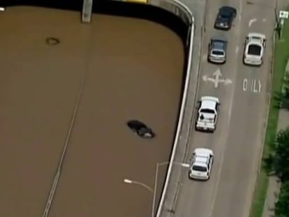 Un coche atrapado por las lluvias torrenciales en una autopista de Houston.