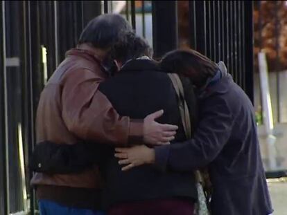 Familiares de una víctima se abrazan en busca de consuelo.