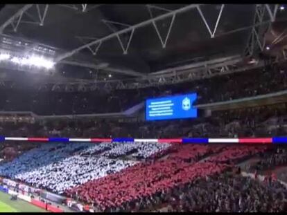 Miles de ingleses cantan el himno francés este martes en el estado de Wimbley.