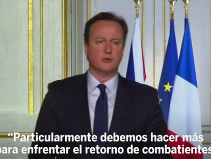 Hollande y Cameron, esta mañana frente a la sala Bataclan, donde fueron asesinadas 89 personas.