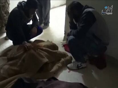 Víctimas del bombardeo en un edificio de Raqa.