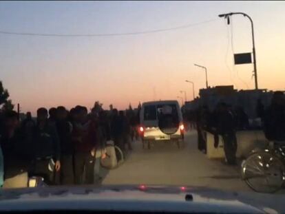 Decenas de sirios esperan a cruzar la frontera turca por el paso de Bab al Salam, tras huir del asedio a Alepo.