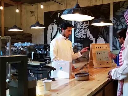 Interior de una cafetería saudí.