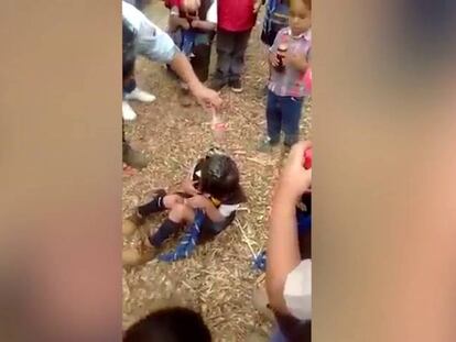 Novatada en los scouts de México: baño de refresco a una niña que llora