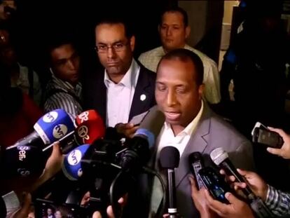Javier Caraballo atiende a los periodistas en el segundo día de registro de Mossack Fonseca. CARLOS JASSO REUTERS