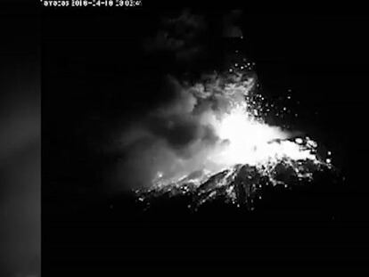 El momento de la erupción del Popocatepetl.