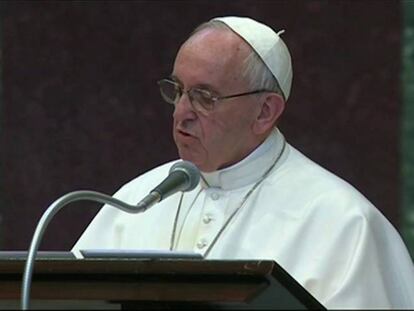 El Papa recibe el premio Carlomagno de mano de las autoridades europeas.