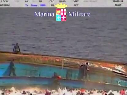 Imágenes del naufragio de una barca con migrantes este miércoles.