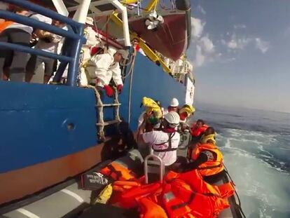 Así es un rescate de cientos de inmigrantes a bordo de un buque de MSF