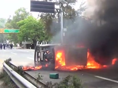 Confrontos entre policiais e professores em Oaxaca.