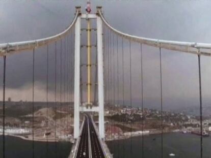 Turquía trata de volver a la normalidad con la inauguración de uno de los mayores puentes colgantes del mundo.