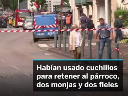 La policía francesa y los bomberos, en los alrededores de la Iglesia donde se ha producido la toma de rehenes en Normandía.