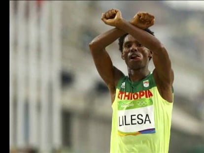 Feyisa Lilesa, el atleta etíope que obtuvo la medalla de plata en el maratón olímpico de Río de Janeiro.