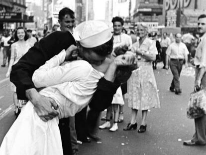 O beijo imortal de Greta Zimmer e George Mendonsa na Times Square em 14 de agosto de 1945.