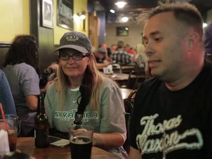 Kelly Meyers y Ron Meyers, en el pub Cross Keys Tavern de Chillicothe, ciudad pequeña del cinturón postindustrial de Ohio.