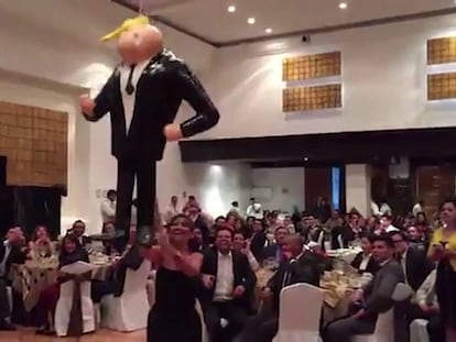 Senadores del PRD se divierten golpeando una piñata de Trump