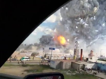 El momento de la explosión en el mercado de pirotecnia de Tultepec