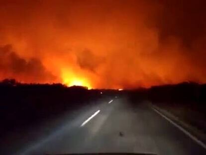 Un conductor registró la magnitud del incendio en la provincia argentina de La Pampa.