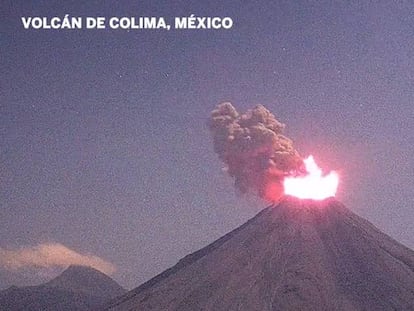 Espectacular exhalación del volcán de Colima