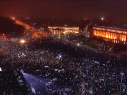 Manifestação contra o Governo em frente ao Parlamento romeno, neste domingo, em Bucareste.