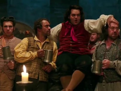 Fotograma de la película. En vídeo actuación de LeFou, amigo de Gaston en La Bella y la Bestia.