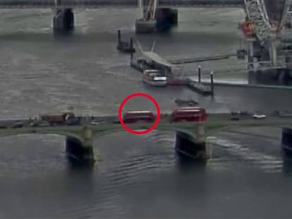 Fotograma do vídeo que recolhe o momento do ataque na ponte de Westminster.