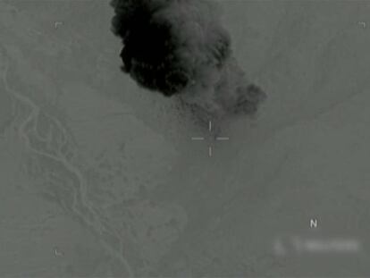 Captura del vídeo del momento en el que la bomba cae sobre Afganistán.