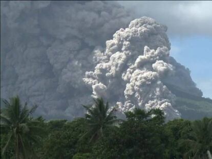 El volcán Mayón escupe una columna de cenizas de 5 kilómetros sobre Filipinas