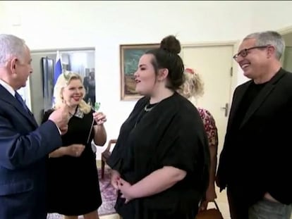 Netanyahu y su esposa reciben a Netta Barzilai en Jerusalén, el pasado miércoles.