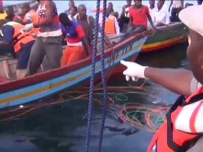 Operación de rescate en el naufragio de un ferri en el lago Victoria (Tanzania) este viernes por la mañana.