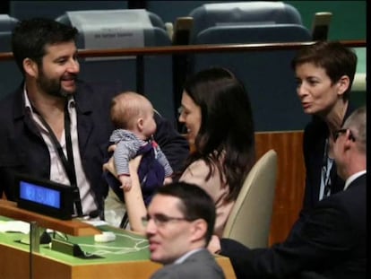 A primeira-ministra de Nova Zelândia, Jacinda Ardern, sustenta a seu bebê, em companhia de seu marido, Clarke Gayford.