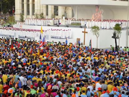 Cibeles se llena de jóvenes para la misa de bienvenida de Rouco a la JMJ