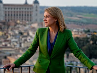 La presidenta de Castilla- La Mancha, María Dolores de Cospedal, en el Valle de Toledo con el alcázar al fondo. / BERNARDO PÉREZ