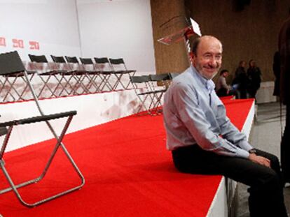 Rubalcaba defiende "un PSOE unido que diga lo mismo en todas partes"