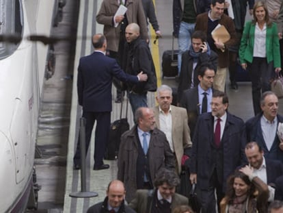El presidente del PP, Mariano Rajoy, ha llegado a Sevilla en AVE con su equipo para participar en el congreso de su partido en el que es el único candidato para seguir llevando las riendas de los populares.