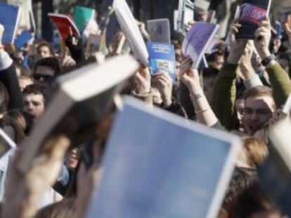 El arma del “enemigo” es un libro