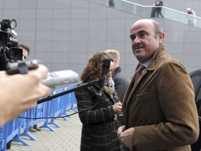 Guindos llega a la cumbre de la UE en Bruselas. / LAUREN DUBRULE (REUTERS)