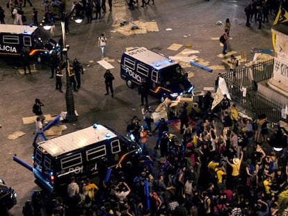 La primera jornada de protesta del 15-M concluye con el desalojo de Sol