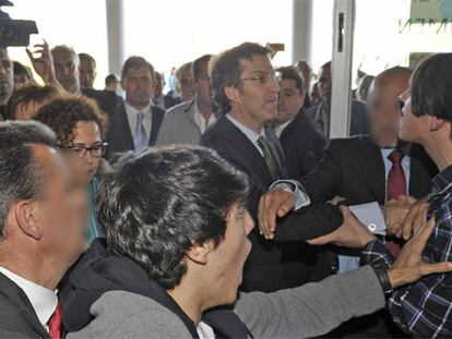 Estudiantes acorralan a Feijóo en Ourense. FOTO: NACHO GÓMEZ