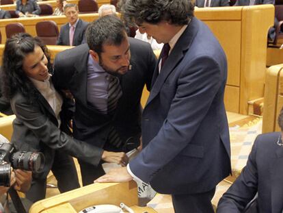 Los escoltas impiden a un senador del PSOE regalar un casco minero a Rajoy