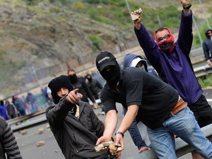 Mineros hacen acopio de piedras durante la protesta en Ciñera, León.