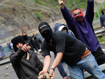 Mineros hacen acopio de piedras durante la protesta en la localidad de Ciñera, León.